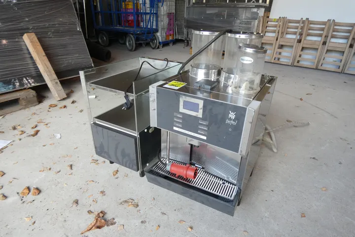 WMF - Kaffeeautomat mit Milchaufschäumer Modell: bistro!